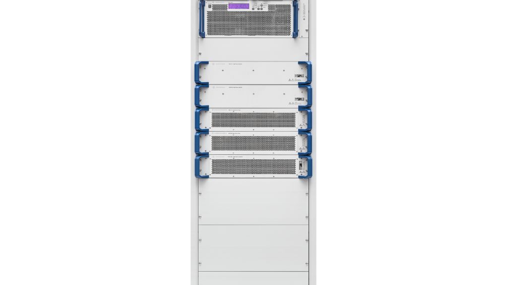 R&S®SK4105 高频大功率发射机的发射功率可以配置为 150 W 至 5 kW。 R&S®SK4105 高频大功率发射机的发射功率可以配置为 150 W 至 5 kW。