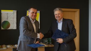 Jan Klas, Director General of ANS CR and Pavel Salanda, Managing Director of Rohde & Schwarz CR signing the contract for nationwide ATC voice quality assurance system. (Photo: Rohde & Schwarz)