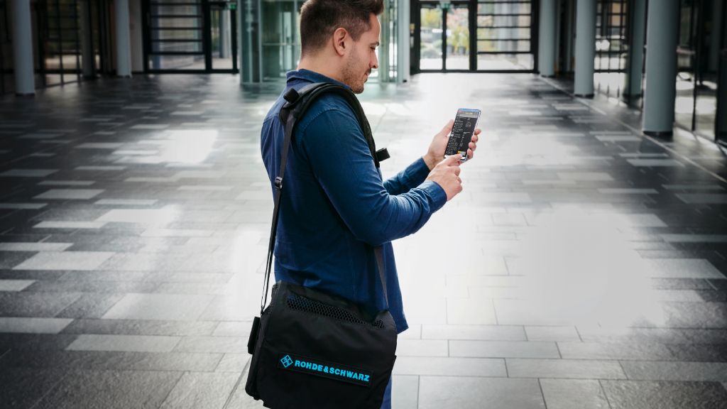 Portable analysis of mobile phone networks Portable analysis of mobile phone networks