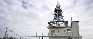 The fixed monitoring stations allow wide coverage and hybrid AOA/TDOA geo-location capabilities