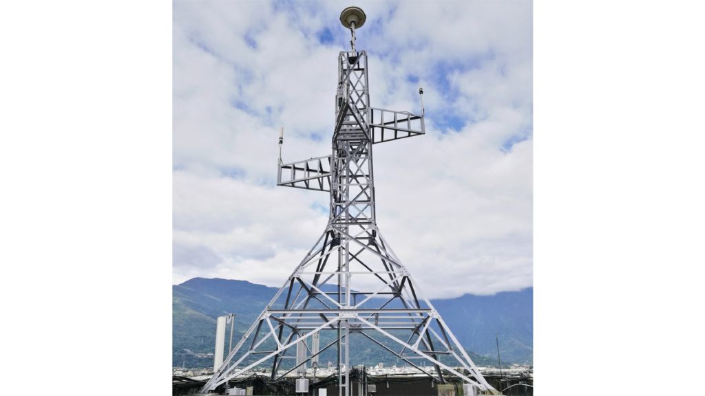 Direction finding antenna on top of the mast and monitoring antennas on side arms
