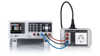 使用 R&S®NPA-Z1 插座适配器的典型测试装置
