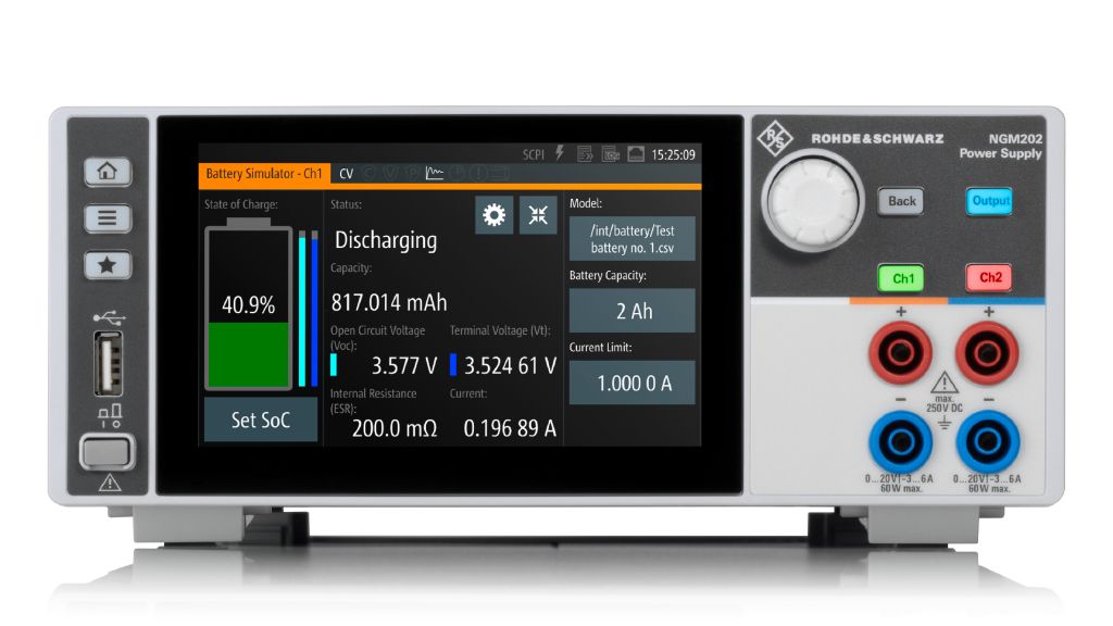 R&S®NGM202 电源处于电池模拟模式。电池的关键参数显示在一个屏幕上。