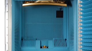 R&S®ATS1800C 符合 3GPP 规范的紧凑型 OTA 暗箱可用于测试 5G NR 毫米波信号